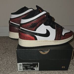 🖤🔥 Air Jordan Retro 1 Mid SE Black/Infrared – Big Kids Size 5Y – LIKE NEW